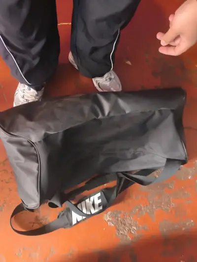 Mochila negra básica para uso diario - miniatura 3