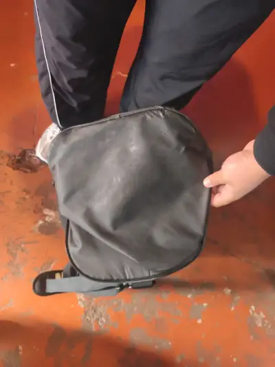 Mochila negra básica para uso diario - miniatura 4
