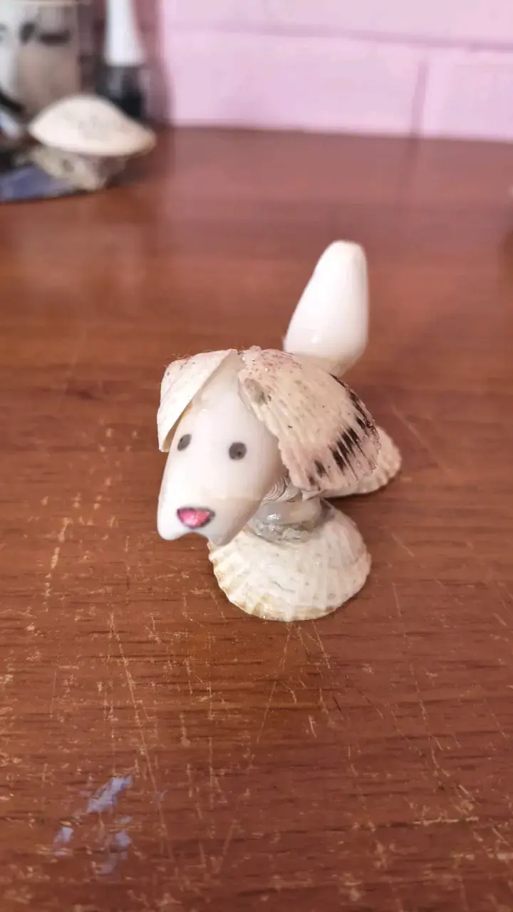 Figura decorativa de perro hecha con conchas - 1