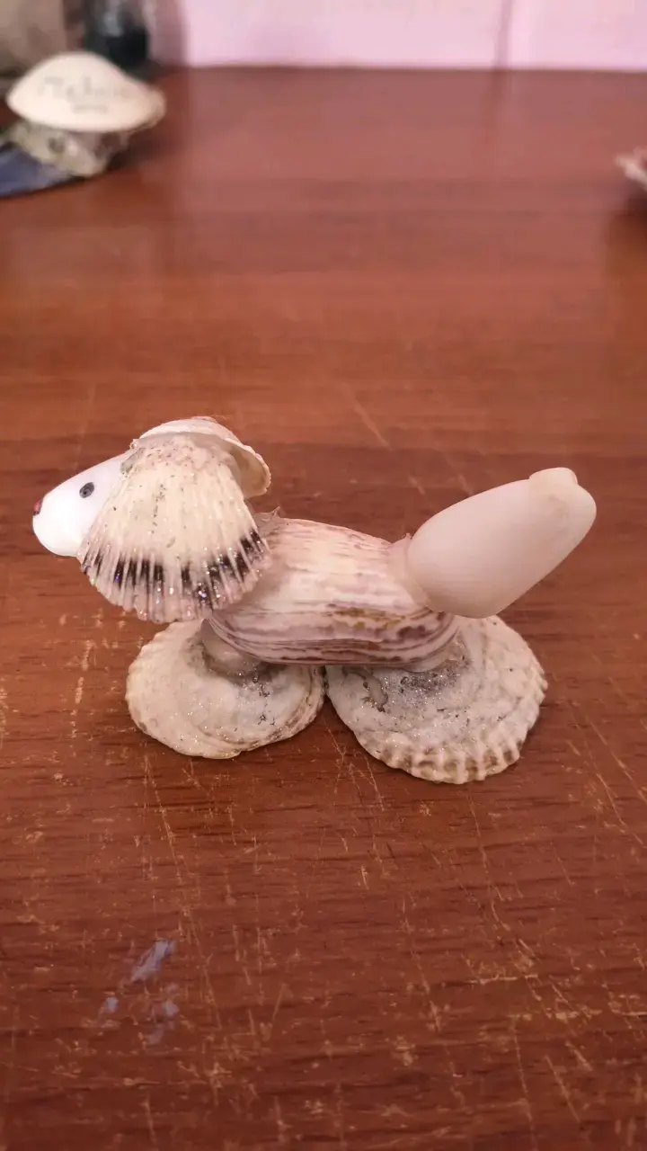 Figura decorativa de perro hecha con conchas - 2