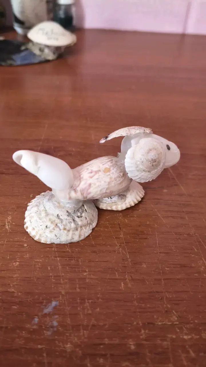Figura decorativa de perro hecha con conchas - 3