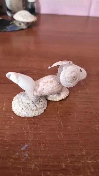 Figura decorativa de perro hecha con conchas - miniatura 3