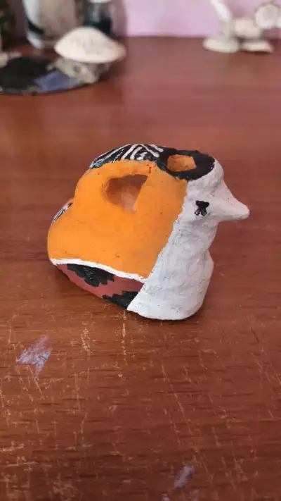 Figura decorativa de cerámica pintada a mano - miniatura 2