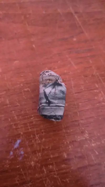 Piedra mineral decorativa única - miniatura 1