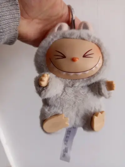 Labubu gris con ropa de regalo - miniatura 1