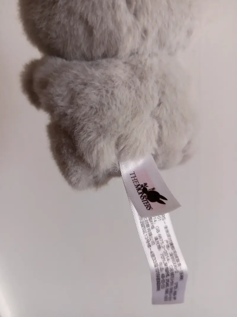 Labubu gris con ropa de regalo - 2
