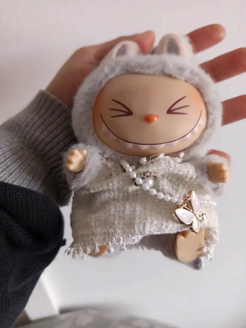 Labubu gris con ropa de regalo - 4