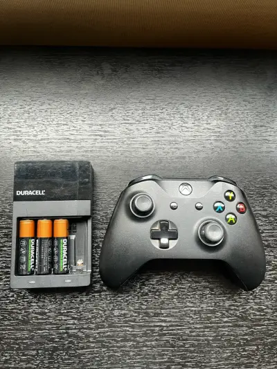Control Xbox One con cargador Duracell y pilas - miniatura 1