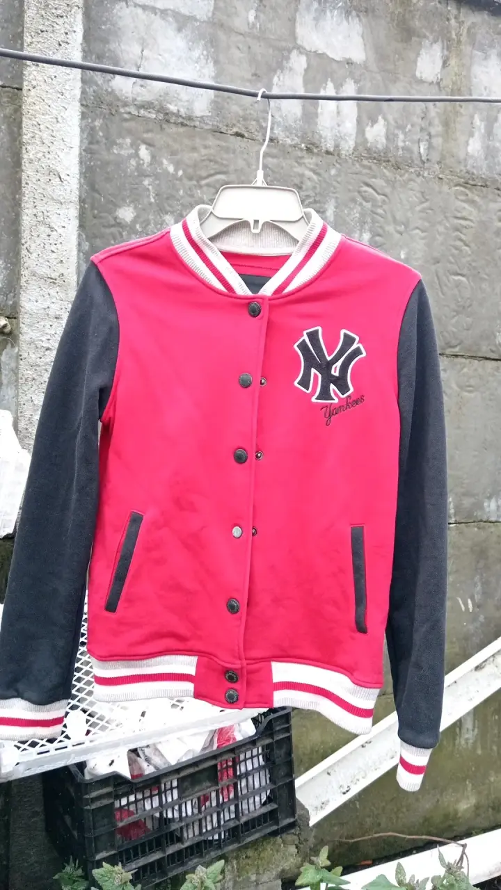 Chaqueta tipo varsity roja con logo - 1