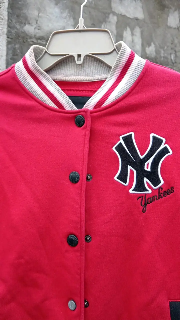 Chaqueta tipo varsity roja con logo - 2
