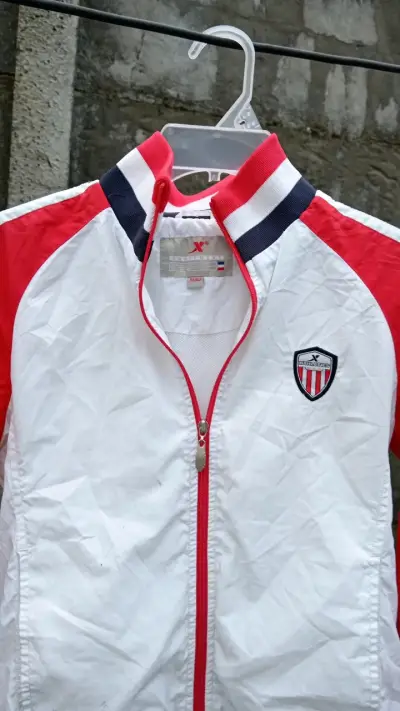 Chaqueta deportiva blanca y roja para hombre - miniatura 2