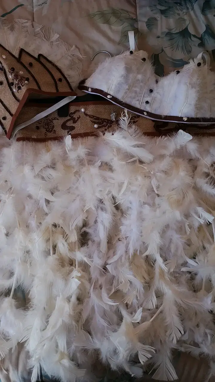 Traje pascuense / Rapa Nui con plumas blancas - 1
