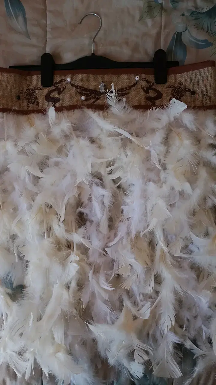 Traje pascuense / Rapa Nui con plumas blancas - 2