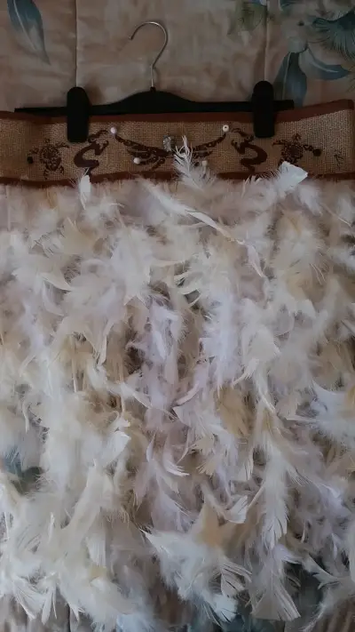 Traje pascuense / Rapa Nui con plumas blancas - miniatura 2