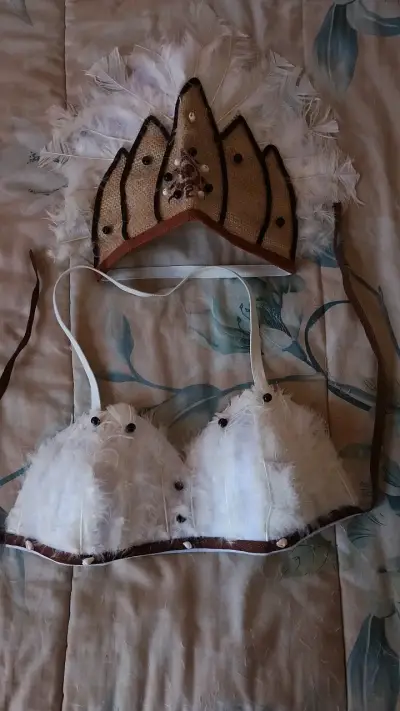 Traje pascuense / Rapa Nui con plumas blancas - miniatura 3