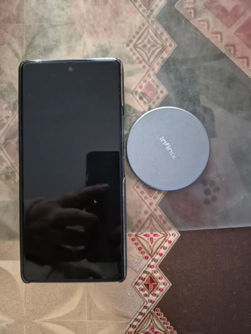 Teléfono Infinix con cargador inalámbrico - 1