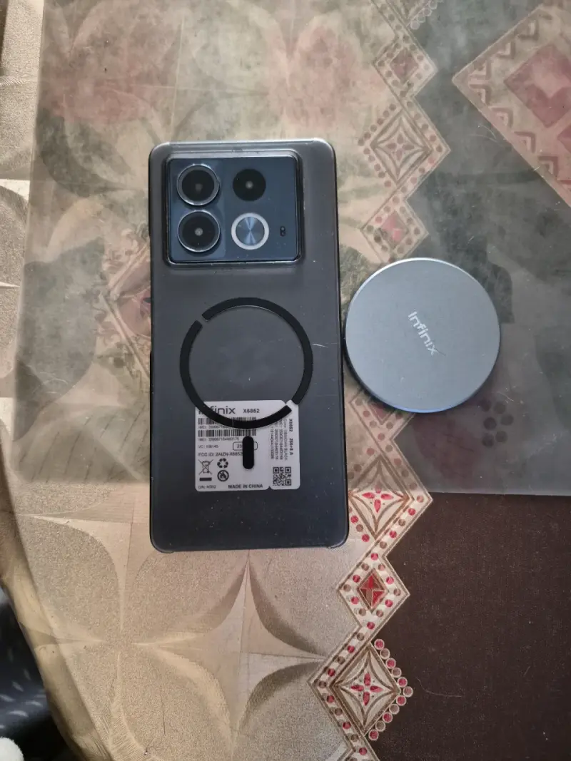 Teléfono Infinix con cargador inalámbrico - 2