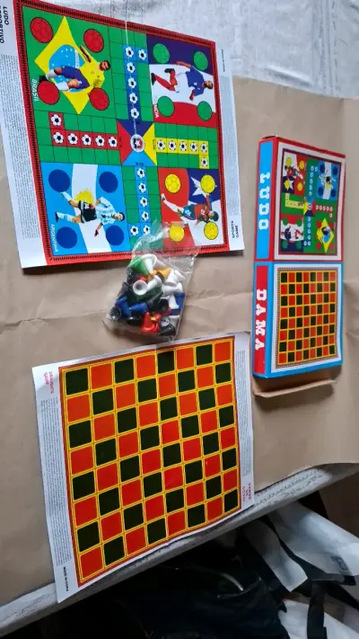 Juego de mesa Ludo y Damas con temática de fútbol - miniatura 1