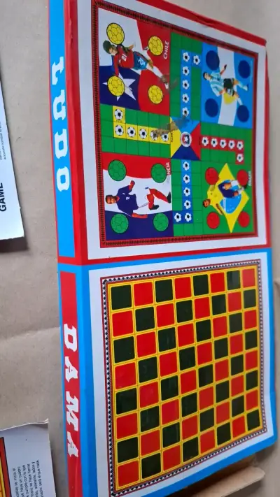 Juego de mesa Ludo y Damas con temática de fútbol - miniatura 2
