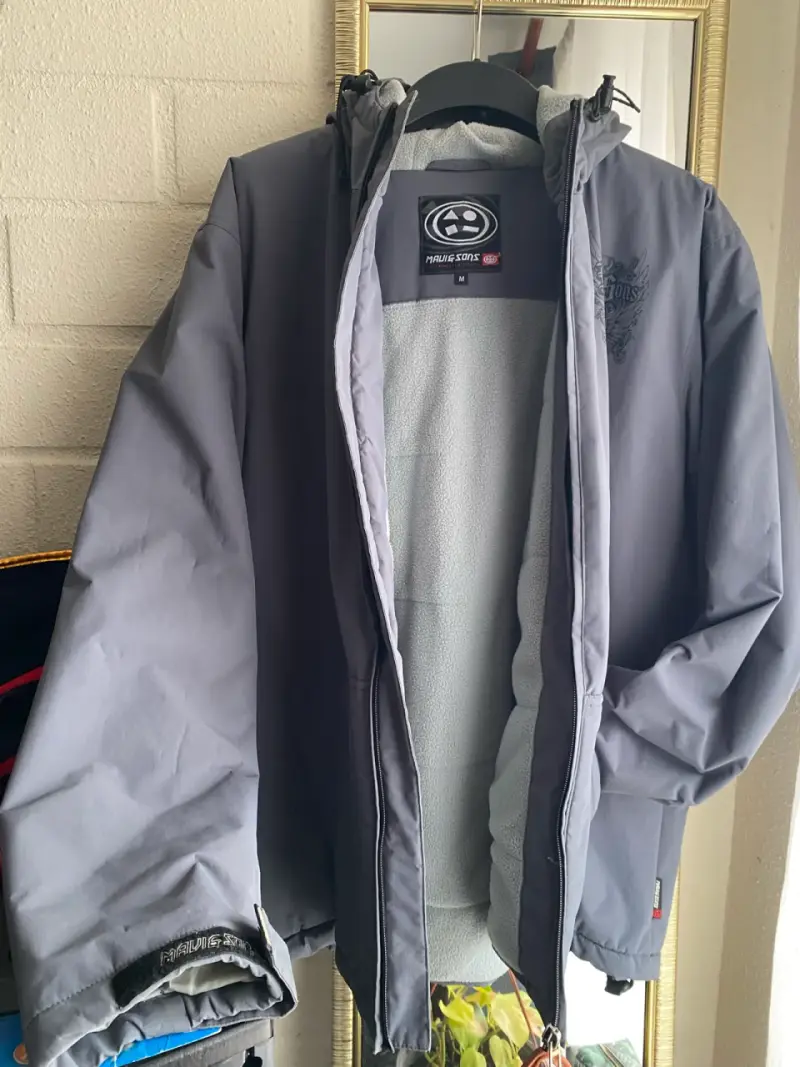 Chaqueta gris con capucha maui - 3