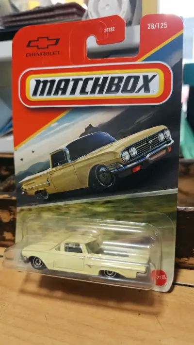 Auto de colección Matchbox Chevrolet amarillo - miniatura 1