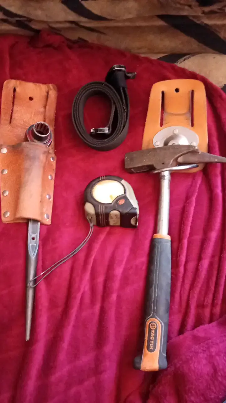 Set de herramientas de construcción con martillo y cinta métrica