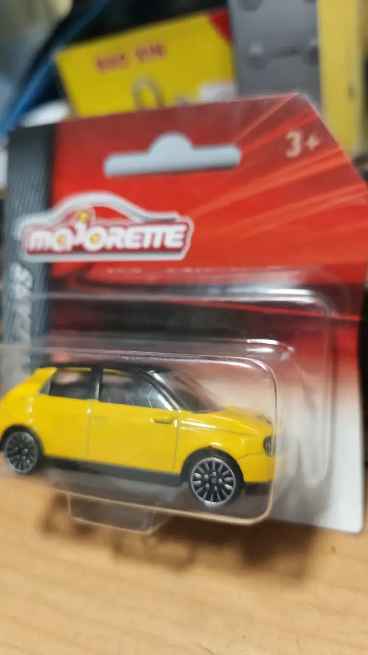 Auto de juguete amarillo Majorette