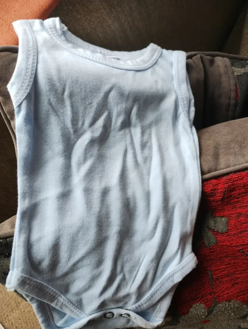 Body de bebé celeste sin mangas