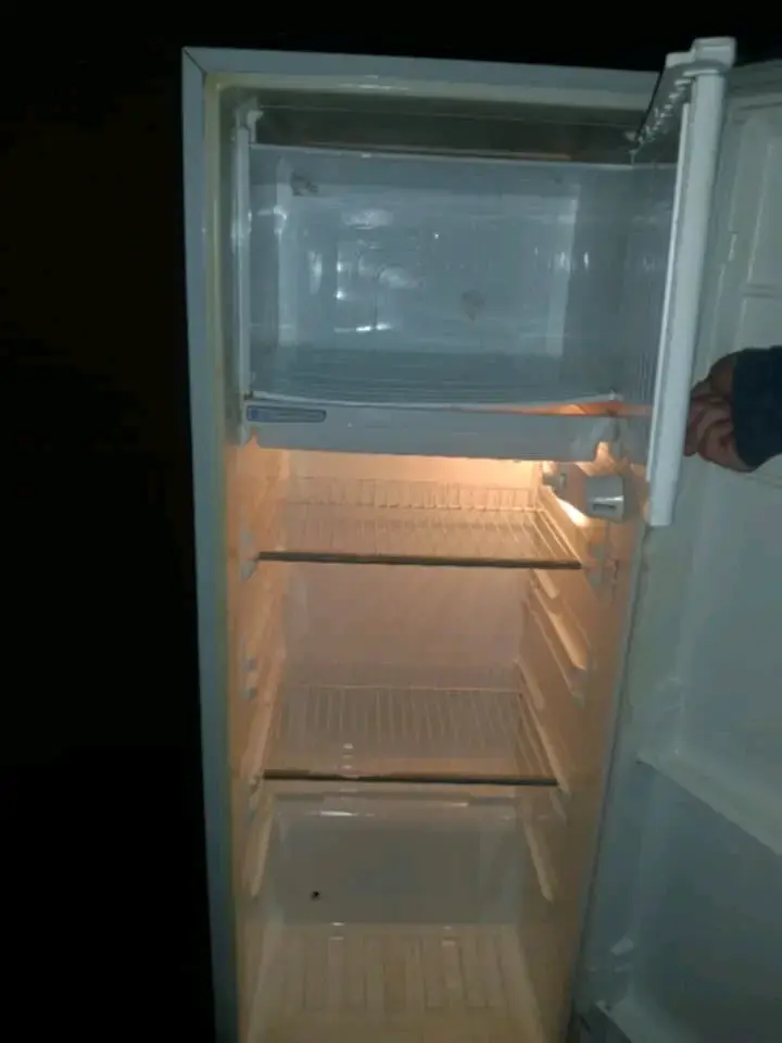 Refrigerador con congelador integrado en buen estado - 2