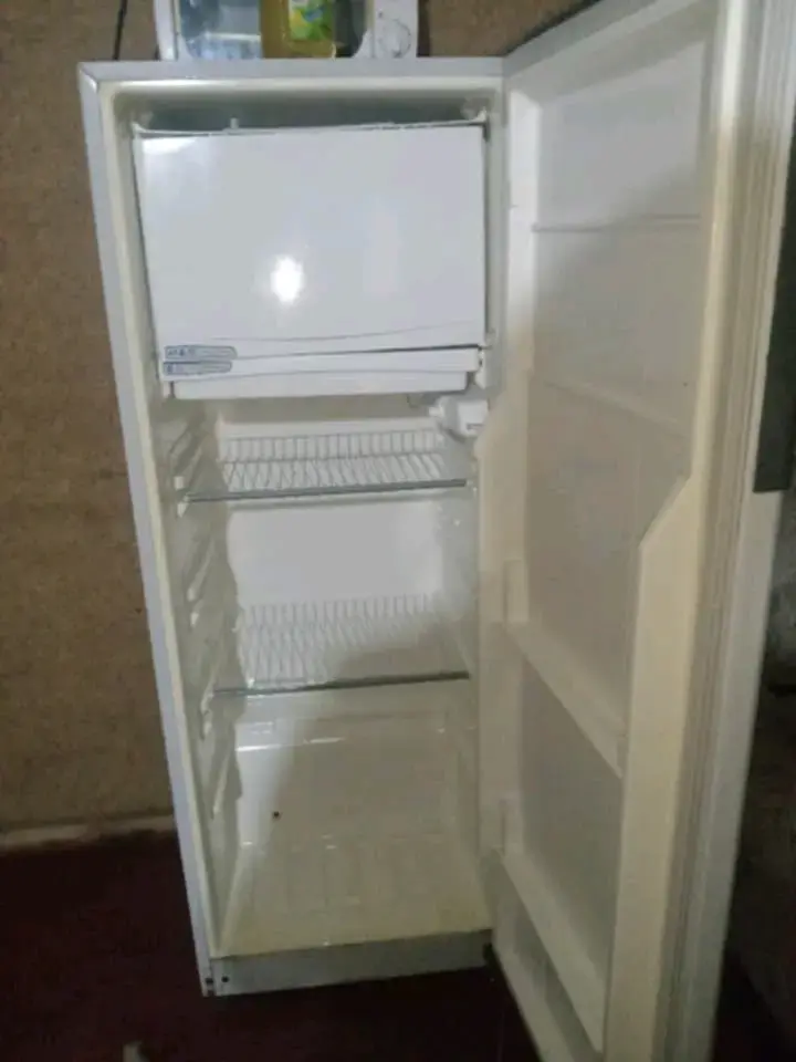 Refrigerador con congelador integrado en buen estado - 4