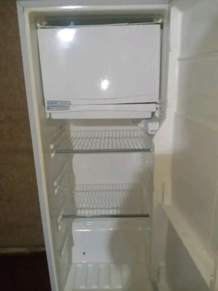 Refrigerador con congelador integrado en buen estado - 5