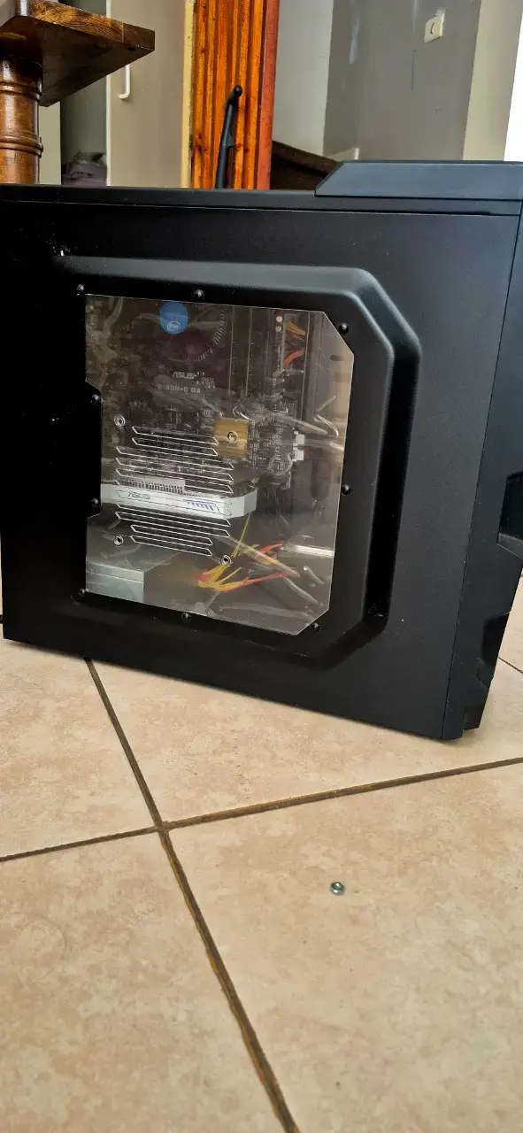PC de Escritorio Asus con Ventana Lateral - 1