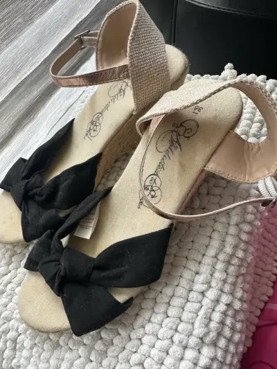 Sandalias de cuña con lazo negro - miniatura 1
