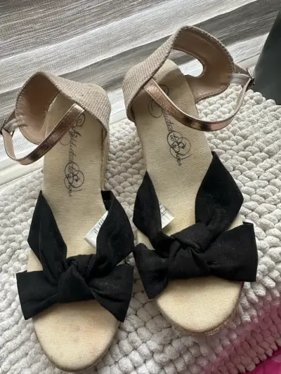 Sandalias de cuña con lazo negro - miniatura 2