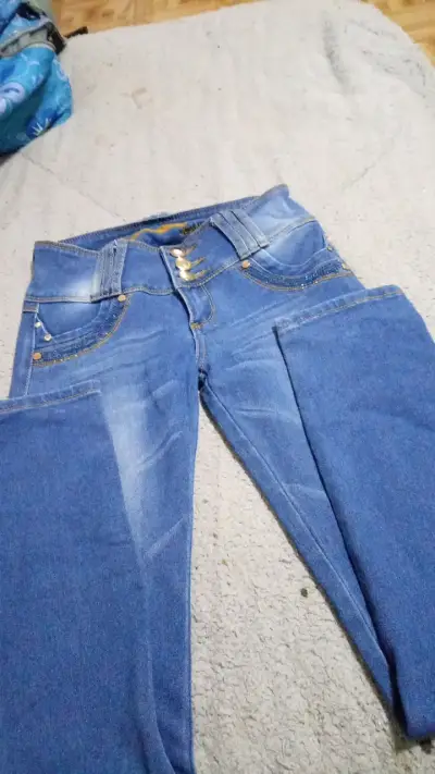 Jeans azul para mujer con detalles decorativos - miniatura 1