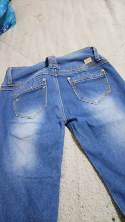 Jeans azul para mujer con detalles decorativos - miniatura 2