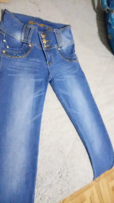 Jeans azul para mujer con detalles decorativos - miniatura 3