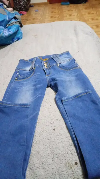 Jeans azul para mujer con detalles decorativos - miniatura 4