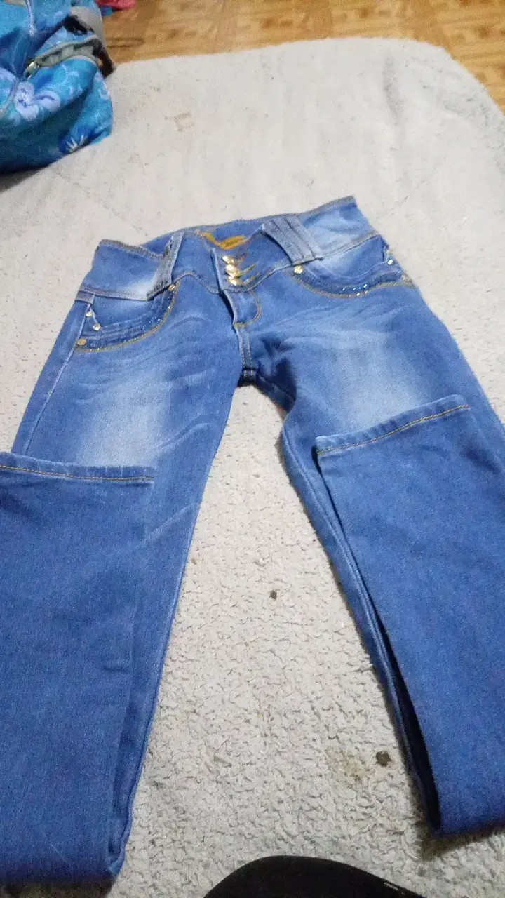 Jeans azul para mujer con detalles decorativos - 5