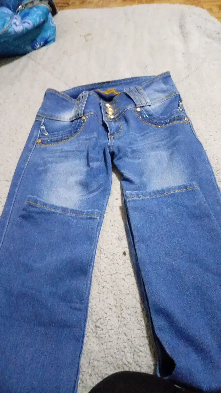 Jeans azul para mujer con detalles decorativos - 6