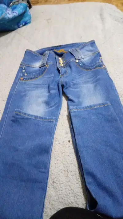 Jeans azul para mujer con detalles decorativos - miniatura 6