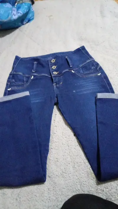 Jeans azul oscuro para mujer con botones - miniatura 1
