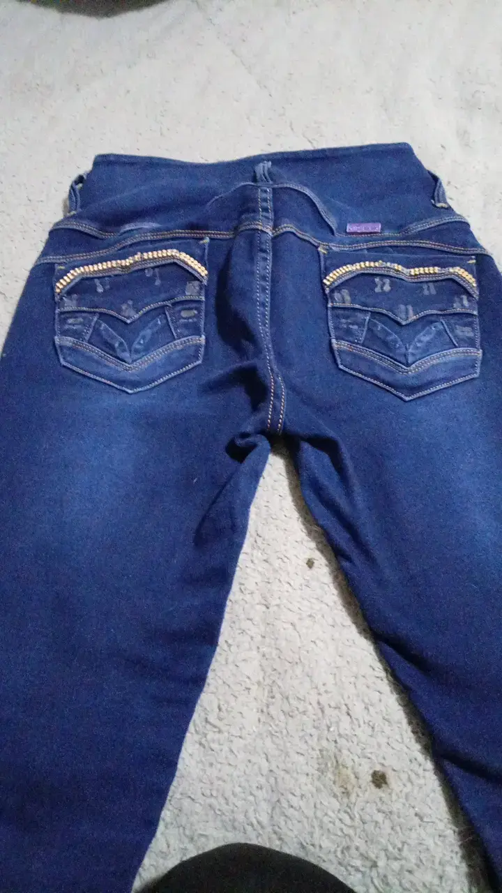 Jeans azul oscuro para mujer con botones - 2