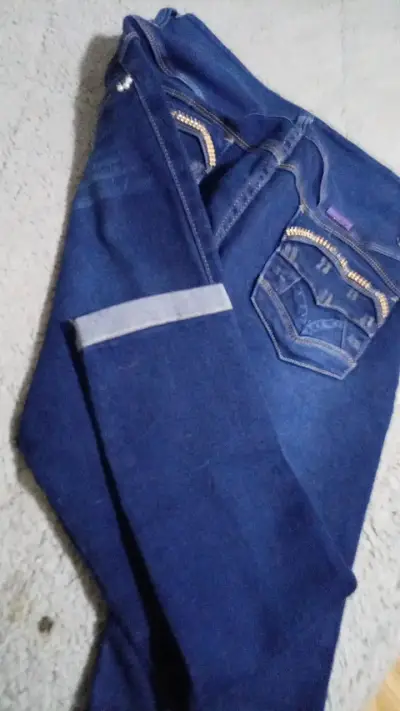 Jeans azul oscuro para mujer con botones - miniatura 3