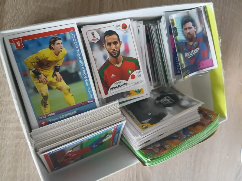 CAJA CON +600 LAMIMAS DE FUTBOL - 1