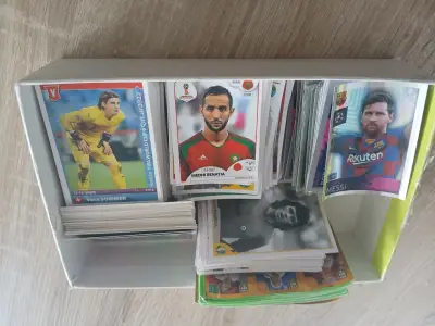 CAJA CON +600 LAMIMAS DE FUTBOL - miniatura 2