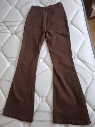 Pantalones acampanados marrones de mujer - miniatura 2