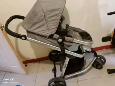 Coche de bebé gris con capota ajustable - miniatura 1