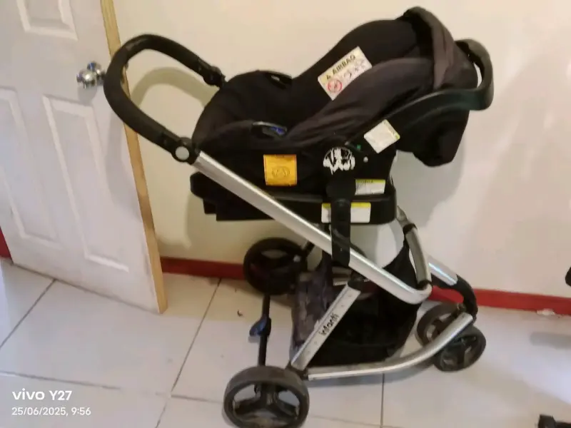 Coche de bebé gris con capota ajustable - 3
