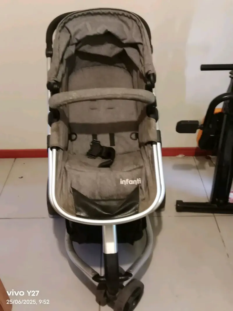 Coche de bebé gris con capota ajustable - 5